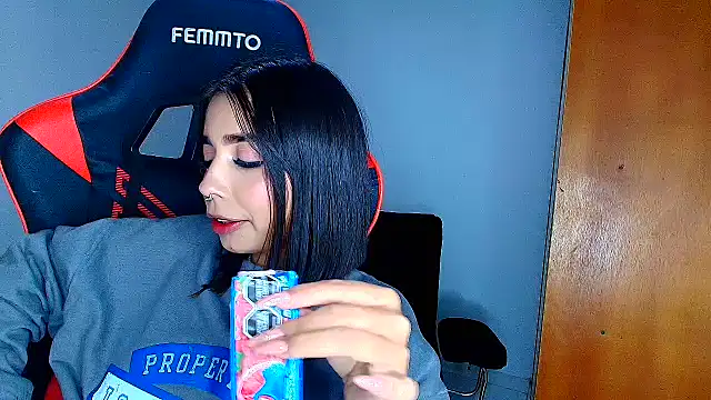 Snapshot of Rousse_violett chatting on 02.15.26 Rousse violett online show from 02.15.26