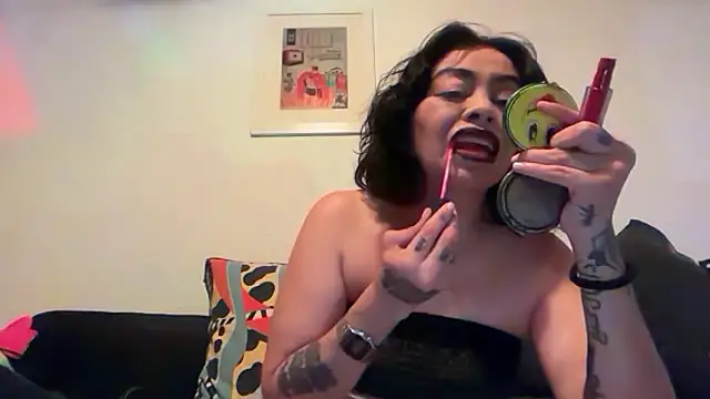Snapshot of lashula chatting on 04.17.26 lashula online show from 04.17.26