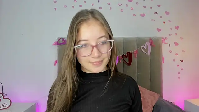 Dahlia Rousse online show from 03.04.25