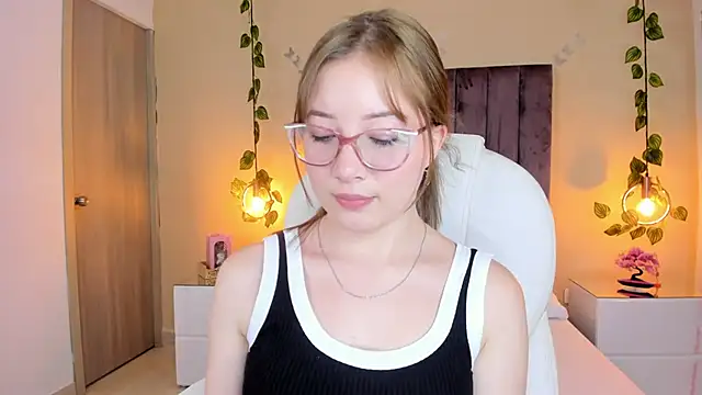 Dahlia Rousse online show from 09.27.25