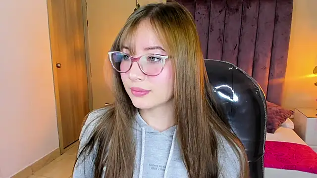 Dahlia Rousse online show from 12.04.25