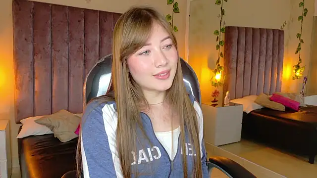 Dahlia Rousse online show from 02.03.26