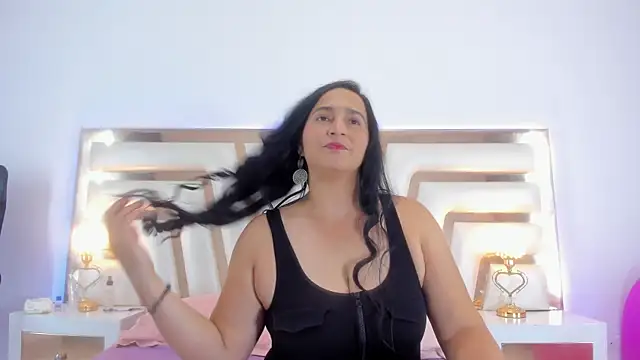 LucineArias online show from 01.25.25