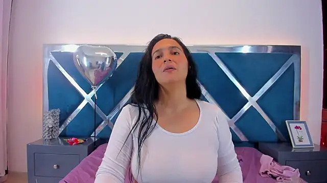 LucineArias online show from 03.20.25