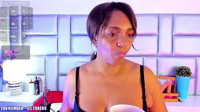 LovelyNickii online show from 10.28.25