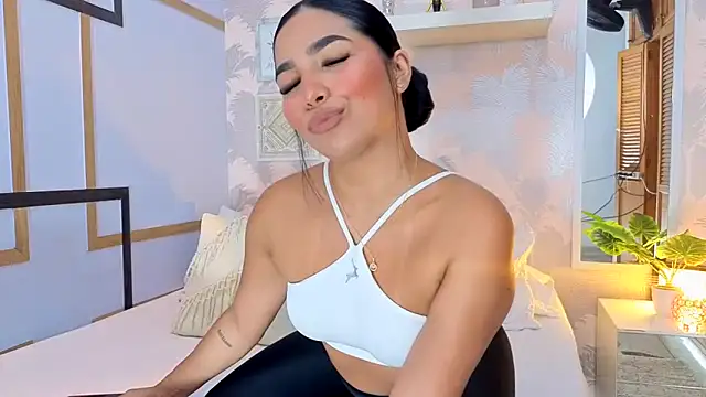 Snapshot of CharlotteGraay chatting on 12.03.25 CharlotteGraay online show from 12.03.25