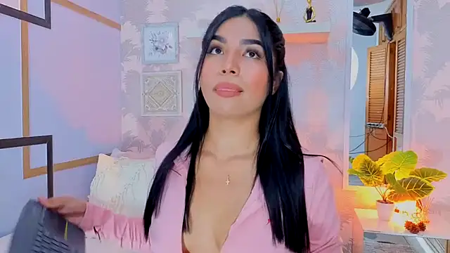 Snapshot of CharlotteGraay chatting on 12.18.25 CharlotteGraay online show from 12.18.25