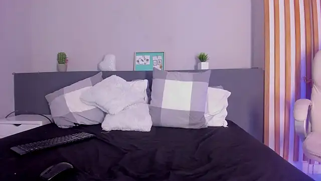 Snapshot of ary-london chatting on 01.10.25 ary-london online show from 01.10.25