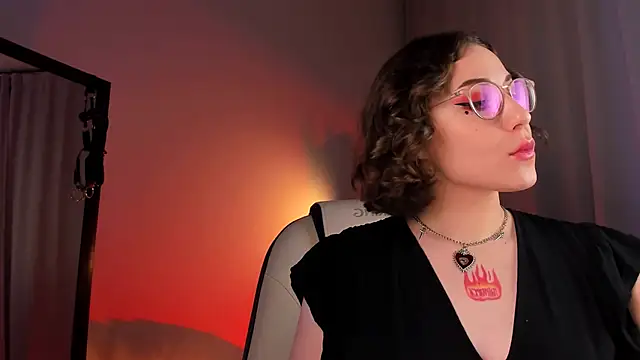 Eva Moss  online show from 03.14.25