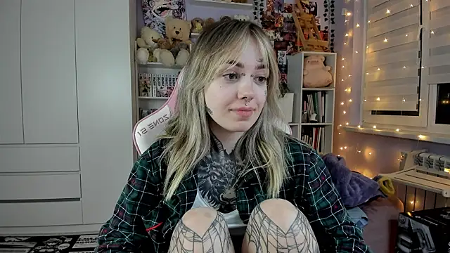 Snapshot of Catharsisi chatting on 04.19.26 Catharsisi online show from 04.19.26