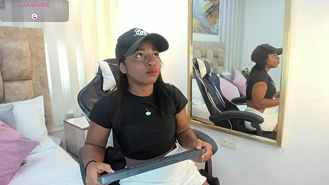 Snapshot of avis_lara chatting on 01.23.25 avis lara online show from 01.23.25