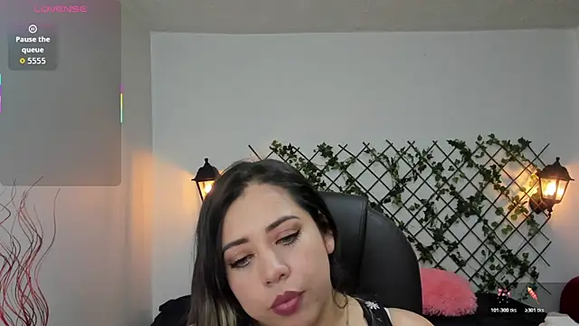 zahra Jalid online show from 10.25.25