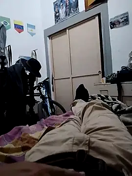 Snapshot of alejo5288 chatting on 09.18.25 alejo5288 online show from 09.18.25