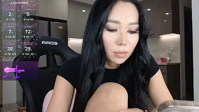 Snapshot of asianqueeny chatting on 10.27.25 asianqueeny online show from 10.27.25