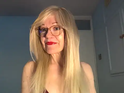 Snapshot of petina chatting on 09.11.25 petina online show from 09.11.25