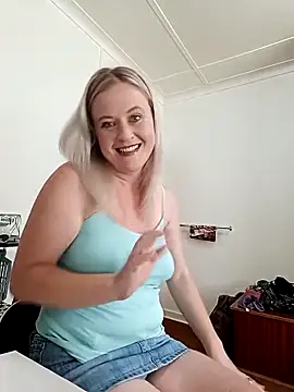 Snapshot of Vintasia chatting on 12.22.25 Vintasia online show from 12.22.25