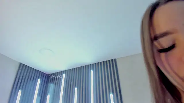 Snapshot of Stefanyduque1 chatting on 09.19.25 Stefanyduque1 online show from 09.19.25