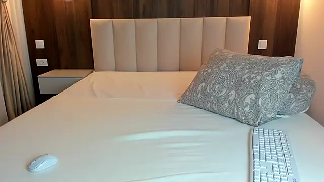 Saradiamond1 online show from 12.17.25