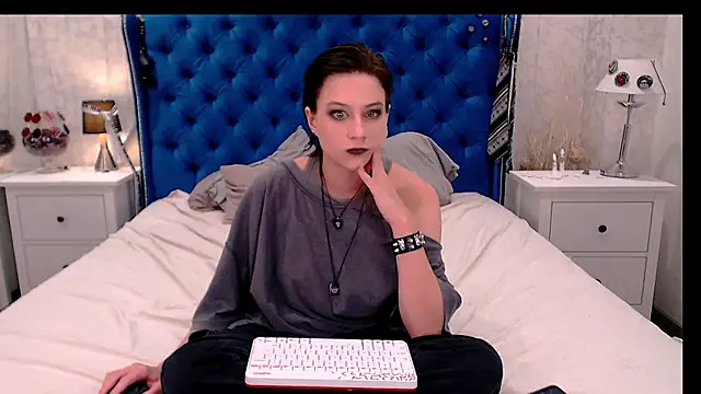 via mayer  online show from 12.05.25