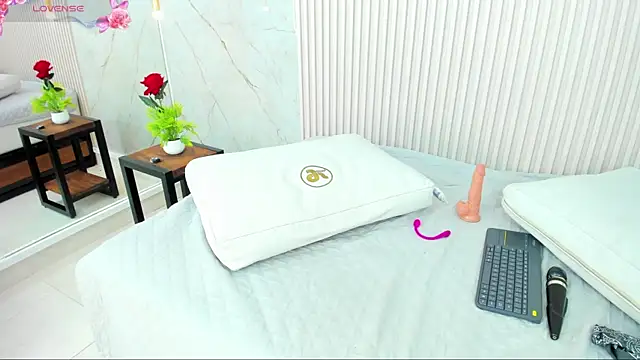 Snapshot of pocahontas_pow chatting on 02.20.25 pocahontas pow online show from 02.20.25