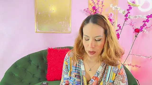 Snapshot of scarlette69 chatting on 12.04.25 scarlette69 online show from 12.04.25