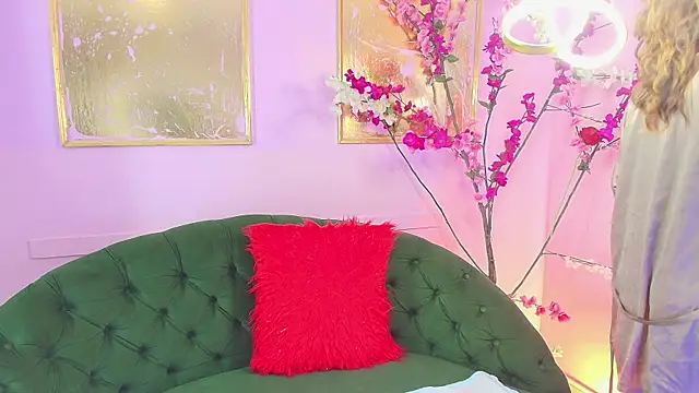 Snapshot of scarlette69 chatting on 12.16.25 scarlette69 online show from 12.16.25