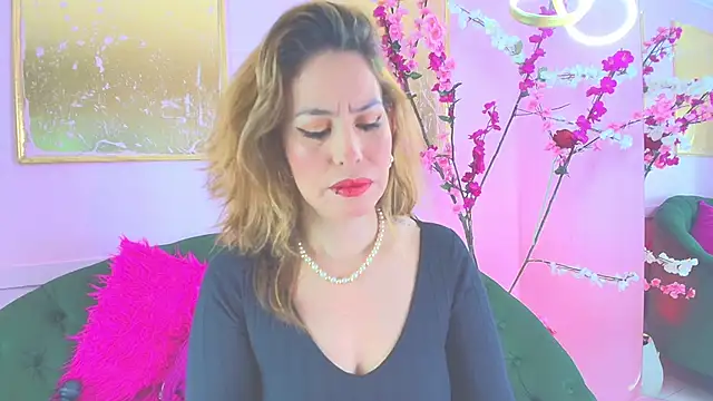 Snapshot of scarlette69 chatting on 12.21.25 scarlette69 online show from 12.21.25