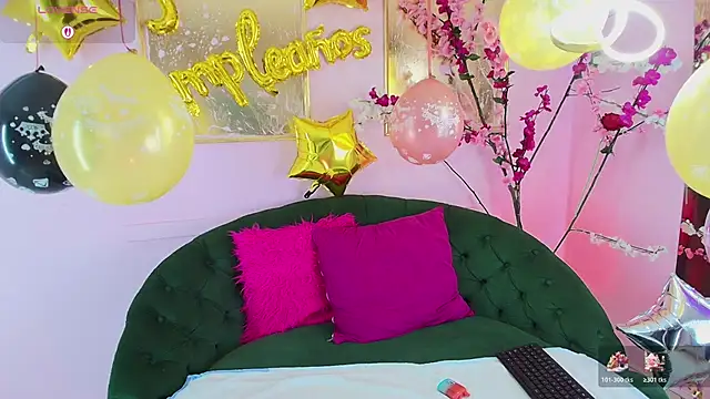 Snapshot of scarlette69 chatting on 12.22.25 scarlette69 online show from 12.22.25