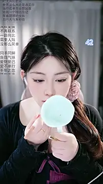 Snapshot of Dou-Dou-er chatting on 05.03.26 Dou-Dou-er online show from 05.03.26