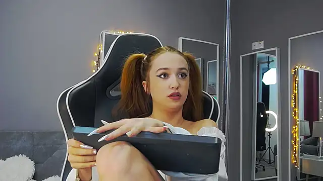 Snapshot of Eva_Lovvia_ chatting on 01.21.25 Eva Lovvia  online show from 01.21.25