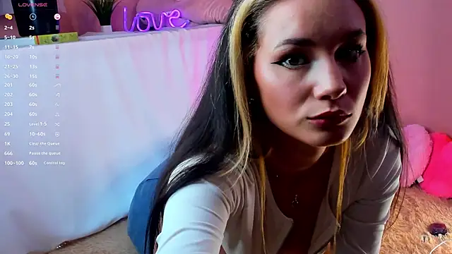 Snapshot of too_sexxxy chatting on 03.11.25 too sexxxy online show from 03.11.25