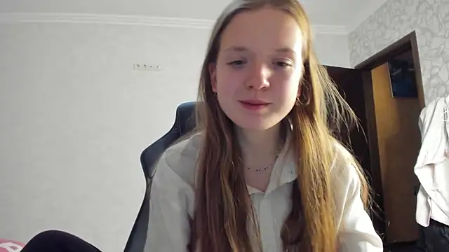 Snapshot of SaraCain chatting on 01.16.25 SaraCain online show from 01.16.25