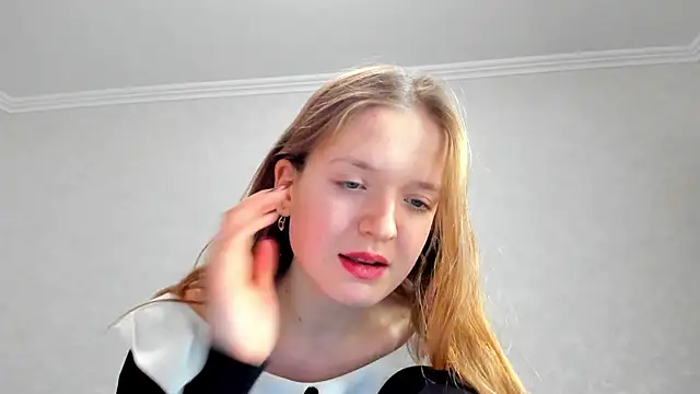 Snapshot of SaraCain chatting on 01.19.25 SaraCain online show from 01.19.25