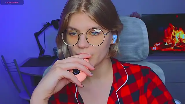 Snapshot of _JessieVibes chatting on 02.16.25 JessieVibes online show from 02.16.25