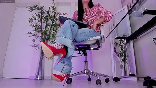 hannah howeell   online show from 12.22.25