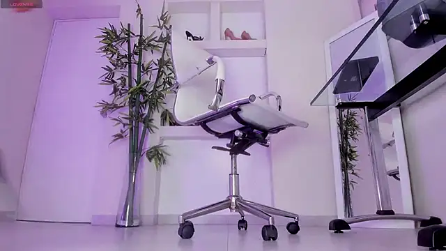 hannah howeell   online show from 02.02.26