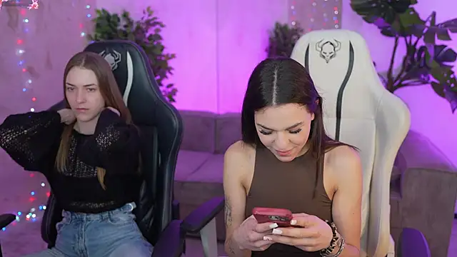 Snapshot of Roxi_Twix chatting on 03.02.25 Roxi Twix online show from 03.02.25