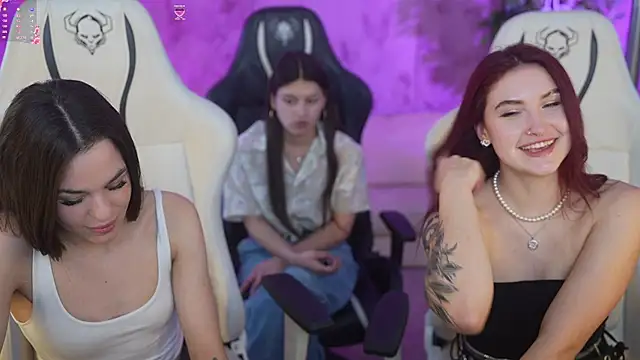 Snapshot of Roxi_Twix chatting on 03.07.25 Roxi Twix online show from 03.07.25