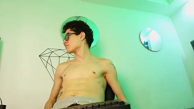 Snapshot of wolfandsky chatting on 11.19.25 wolfandsky online show from 11.19.25