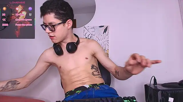 Snapshot of wolfandsky chatting on 03.03.26 wolfandsky online show from 03.03.26