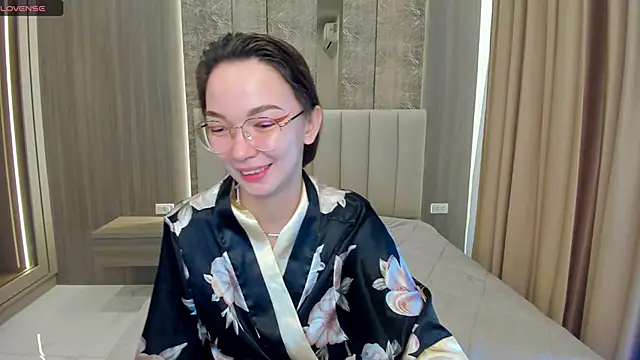 Snapshot of SusannJohnson chatting on 11.26.25 SusannJohnson online show from 11.26.25