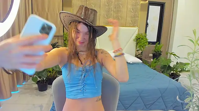 Snapshot of SusannJohnson chatting on 12.15.25 SusannJohnson online show from 12.15.25