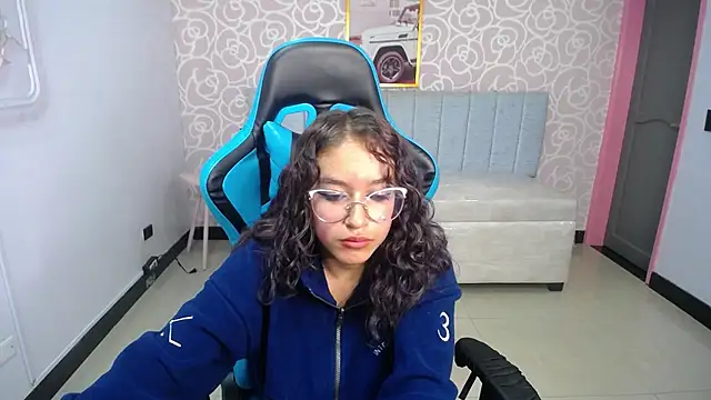 Snapshot of kassandra_ch_ chatting on 02.14.25 kassandra ch online show from 02.14.25