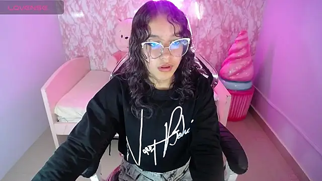 Snapshot of kassandra_ch_ chatting on 02.15.25 kassandra ch online show from 02.15.25