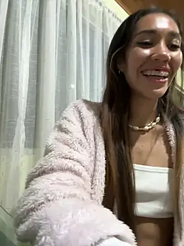 Snapshot of zoe_storm chatting on 06.04.26 zoe storm online show from 06.04.26