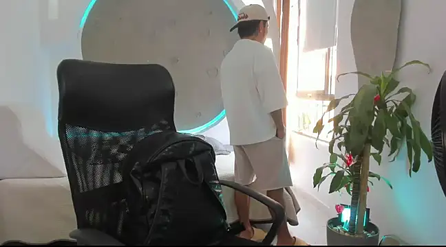 Snapshot of tattokoi chatting on 03.08.25 tattokoi online show from 03.08.25