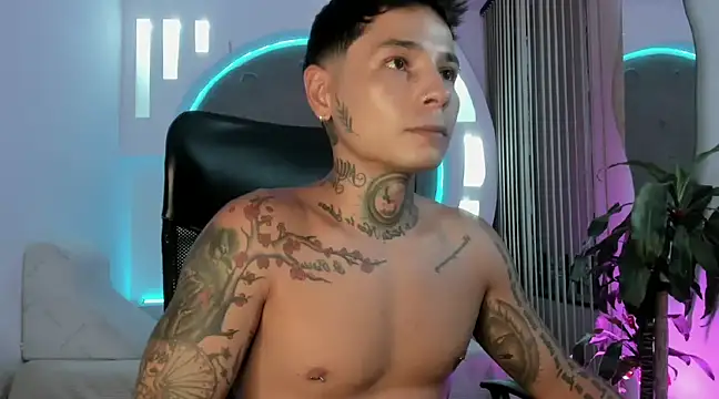 Snapshot of tattokoi chatting on 03.11.25 tattokoi online show from 03.11.25