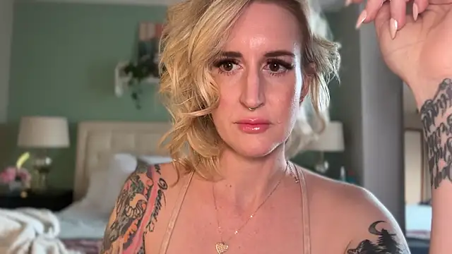 Snapshot of Officiallyonlytams chatting on 03.08.26 Officiallyonlytams online show from 03.08.26