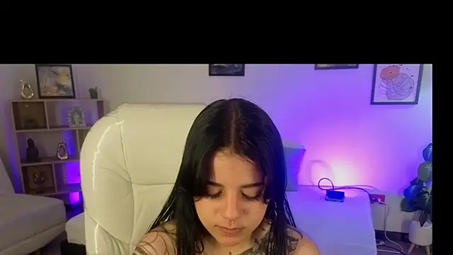 Nicole Foxx  online show from 10.18.25