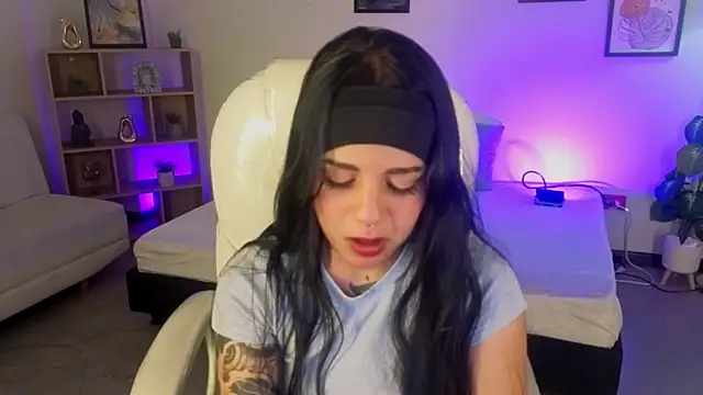 Nicole Foxx  online show from 10.20.25